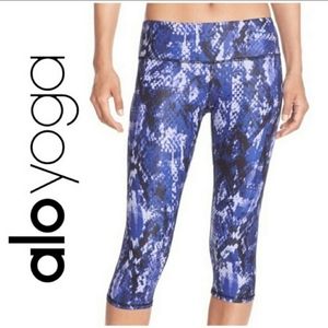 Alo Crop Mid Rise Leggings Snake Skin Patt…